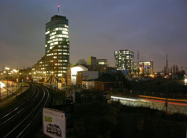 Harburger Channel-Tower und zwei umgebaute Silogebäude