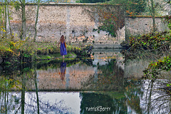 la jeune fille au bord de l'eau