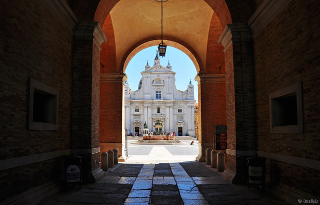 Durchgang zur Piazza della Basilica (© Buelipix)