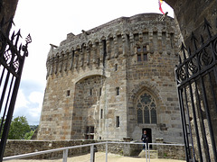 La grille du château de Dinan (22) est ouverte , nous y entrons , pour la visite .......