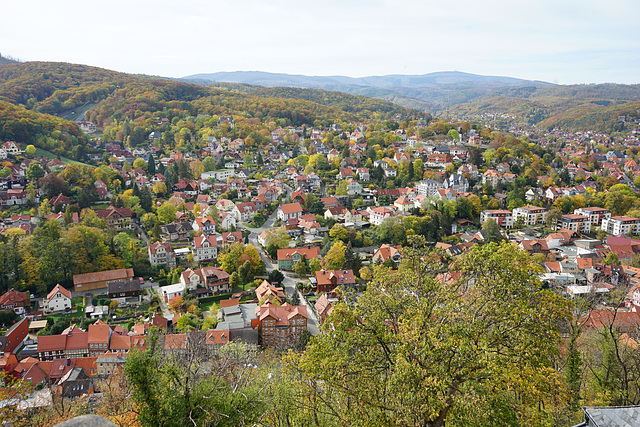 Blick über Wernigerode mit dem Brocken im Hintergrund