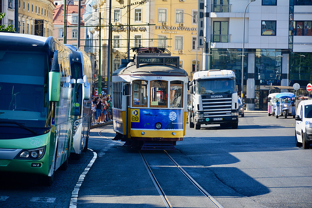 Lisbon 2018 – Eléctrico 582 reversing