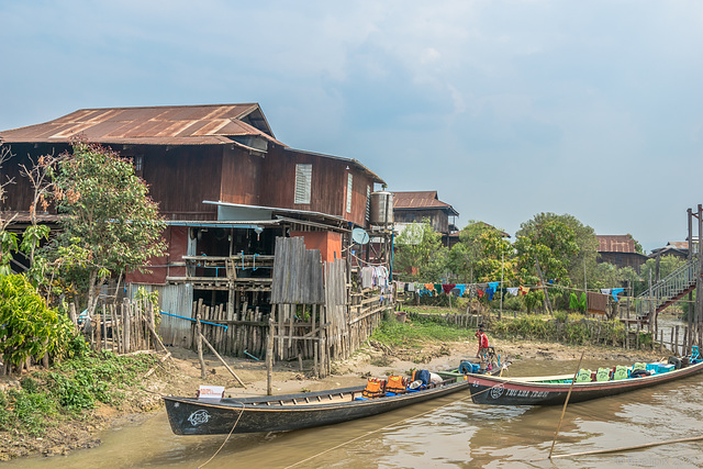 unterwegs in Inn Paw Khon, im südlichen Teil des Inle-Sees (© Buelipix)