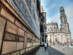 Dresden. Der Fürstenzug und die kath. Hofkirche. ©UdoSm