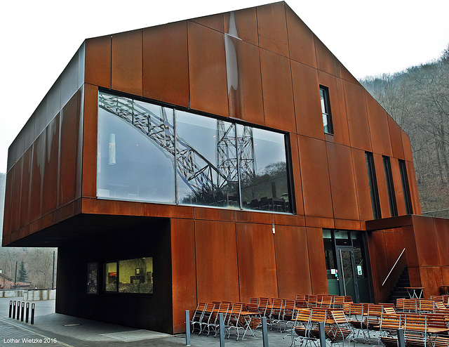 Haus Müngsten mit Müngstener Brückenpfeiler und -bogen