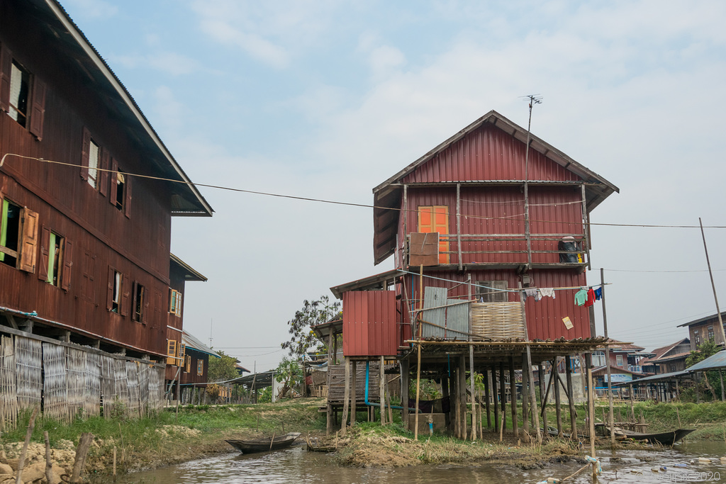 unterwegs in Inn Paw Khon, im südlichen Teil des Inle-Sees (© Buelipix)