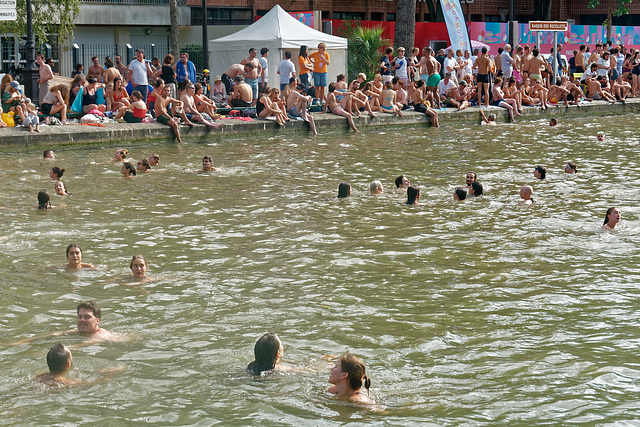 Baignade dans le canal Saint-Martin (2)