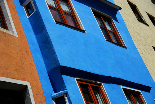 Schräger Blick aufs blaue Haus