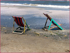 Port Said : Due , abbandonate sul bagnasciuga