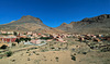 Village isolé parmi les montagnes arides du sud marocain