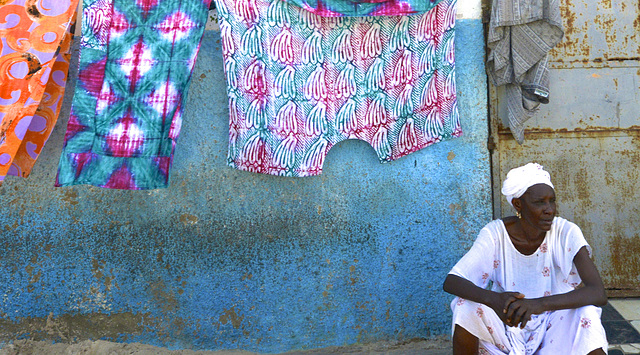 Dame en blanc sous corde à linge