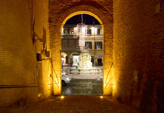 Fontana Masini vista dalla scala del Comune