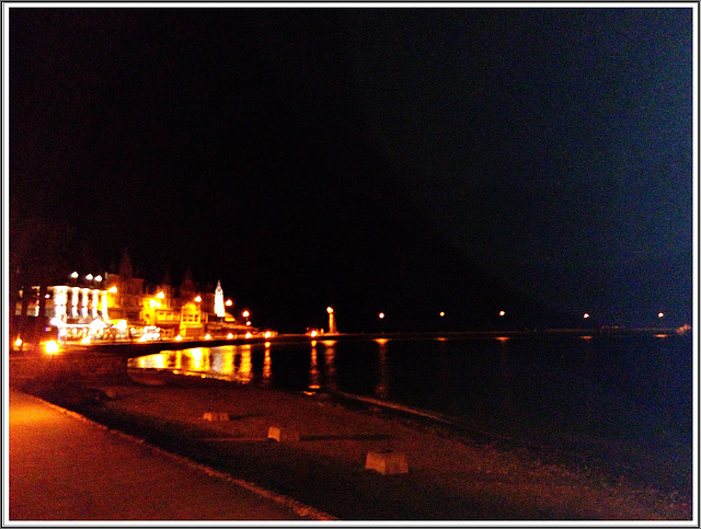 Reflets de nuit au port de Cancale.