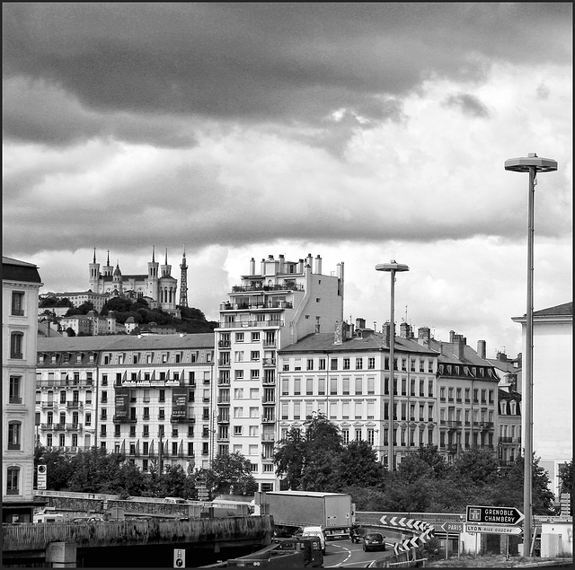 Lyon (69) 9 juillet 2014. Vue sur Fourvière depuis le TER St-André-le-Gaz / Lyon-Perrache.