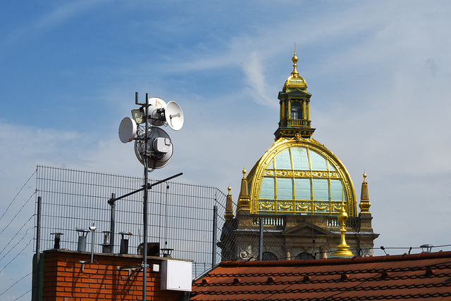 Fence around the antennae, and museum roof. Fence around the antennae, and museum roof.