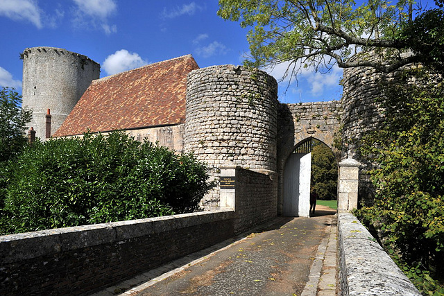 Entrée du château d'Alluyes