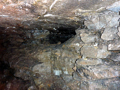 Kupferschieferabbau (30cm hoch) teilweise mit Trockenmauerwerk versetzt im Jakob Adolph Stollen