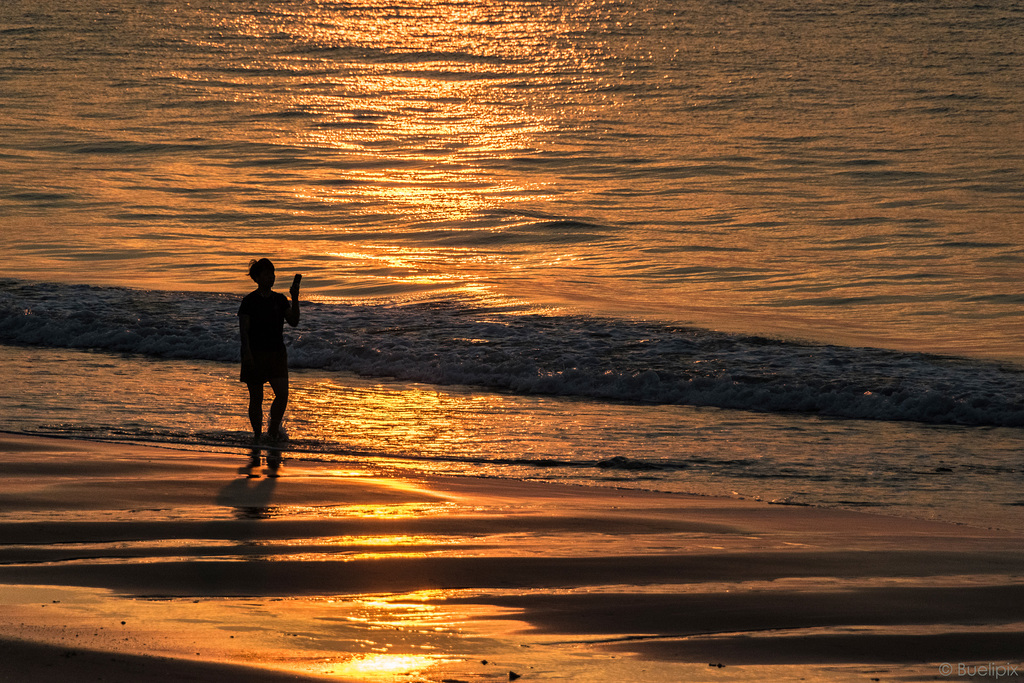 Sonnenaufgang am Strand von Phan Thiet (© Buelipix)