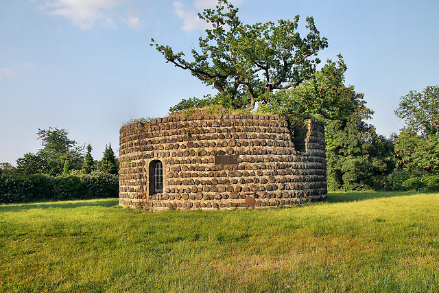 Der Rest eines mittelalterlichen Wehrturms (Rheinberg) / 8.06.2023