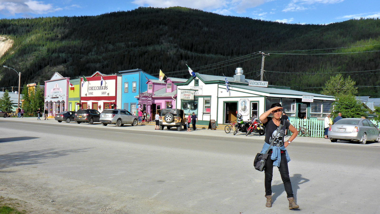 HWW mit einer Seitenstraße von Dawson City