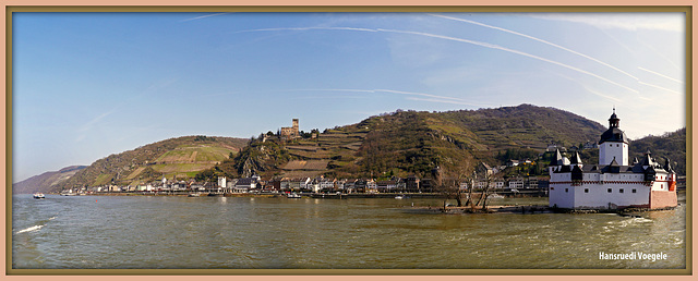 Burg Pfalzgrafenstein  bei Kaub ehemalige Zollstation im Rhein /oben links Burg Gutenfels