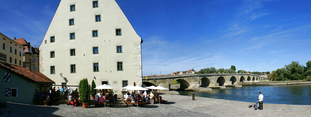 Regensburg.  Wurstküche, Salzstadel und Steinerne Brücke. ©UdoSm