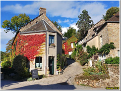 Dans le village, l'automne arrive avec ses couleurs vives