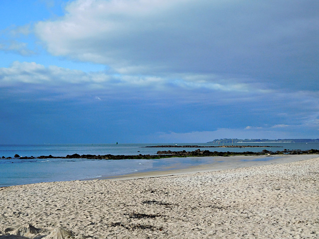 notre ile de Groix à l'horizon,