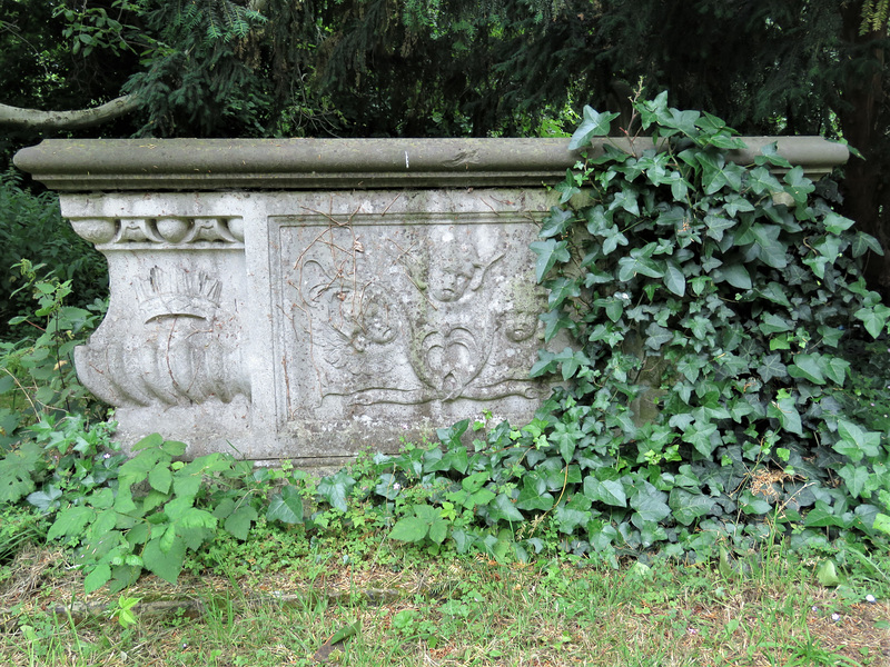 st mary magdalene church, east ham, london c18 chest tomb with cherubs(36)