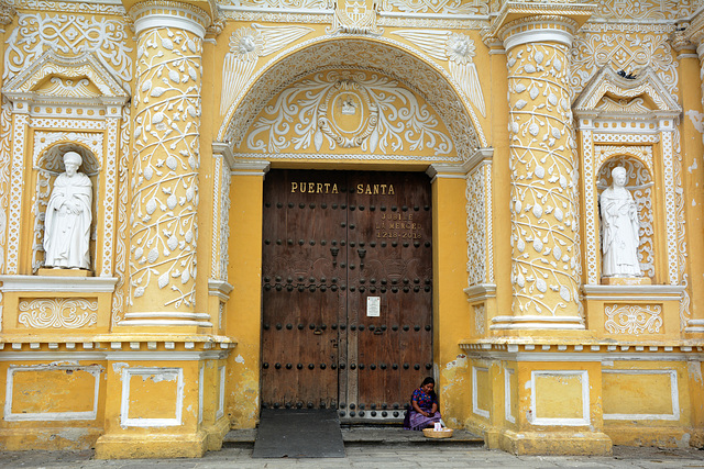 Antigua de Guatemala, Puerta Santa a la Iglesia de la Merced