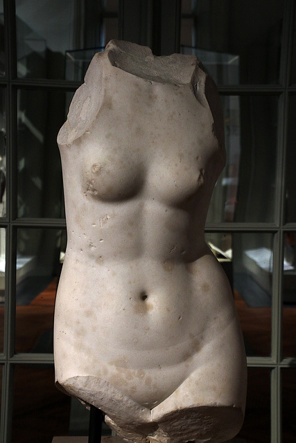 Statue fragmentaire en marbre de Paros , dite Vénus de Luynes . Grèce , 1 er siècle av. J.-C. Musée de la BnF Richelieu