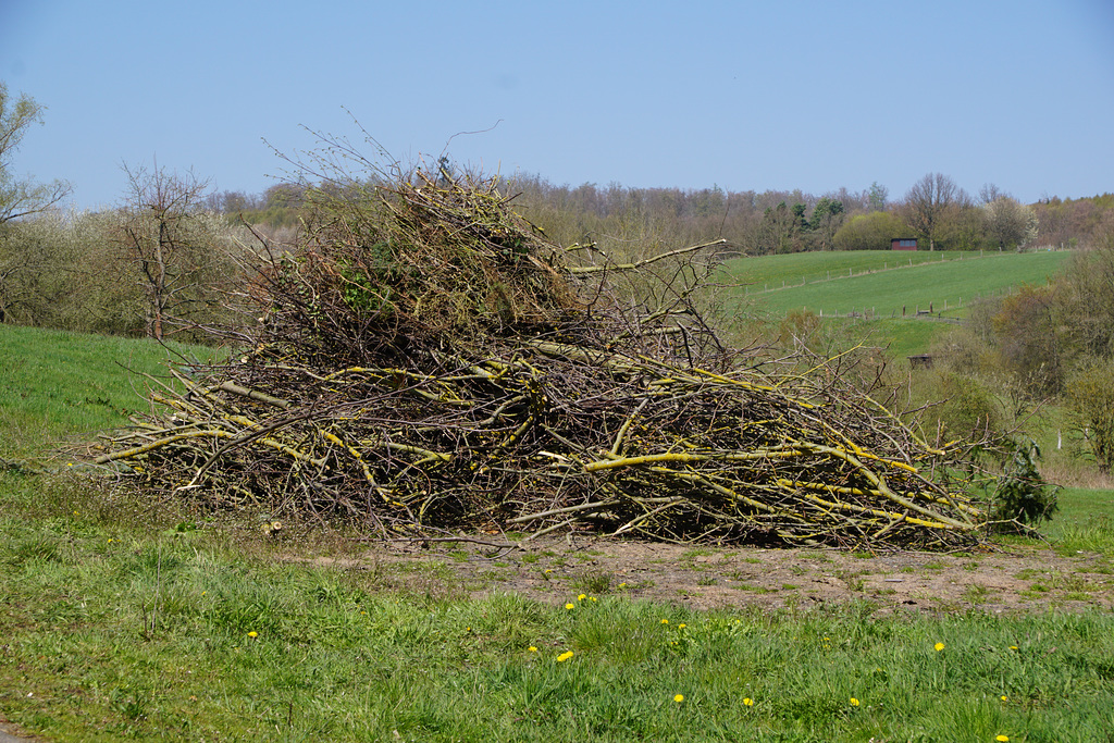 Vorbereitungen für's Osterfeuer in Hörden