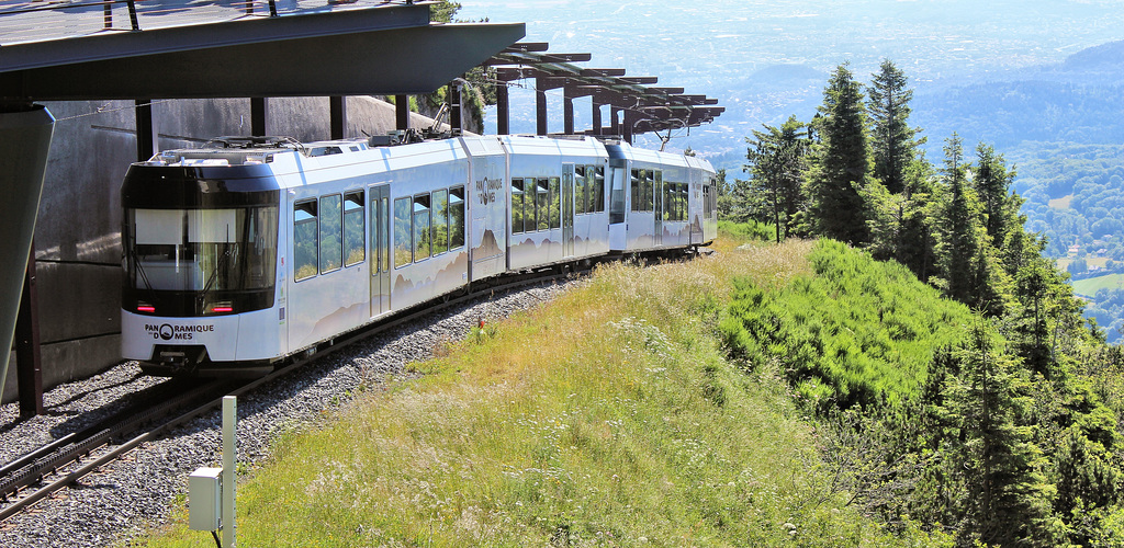 Sommet du Puy-de-Dôme (63) 19 juillet 2016. Le tramway, le "Panoramique des Dômes", arrivant au sommet.