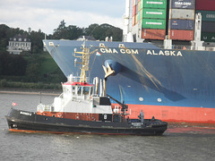 Bugsier 8 assistiert den Containergiganten CMA CGM Alaska
