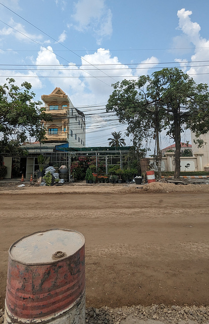 Baril rouillé et pépinière luxuriante / Barile arrugginito e vivaio rigoglioso