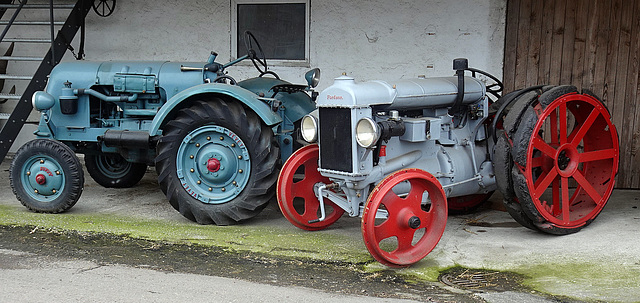 Zwei urmaschinen ein VEVEY und ein Fordson