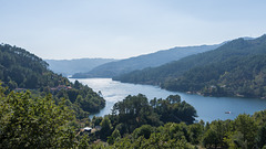 Blick auf den Stausee von Caniçada (© Buelipix)