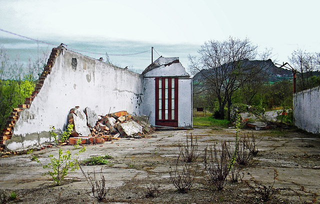 S. Agata Feltria (RN). Strada: Romagnano-Perticara. Ruderi di fabbrica  -  Factory ruins