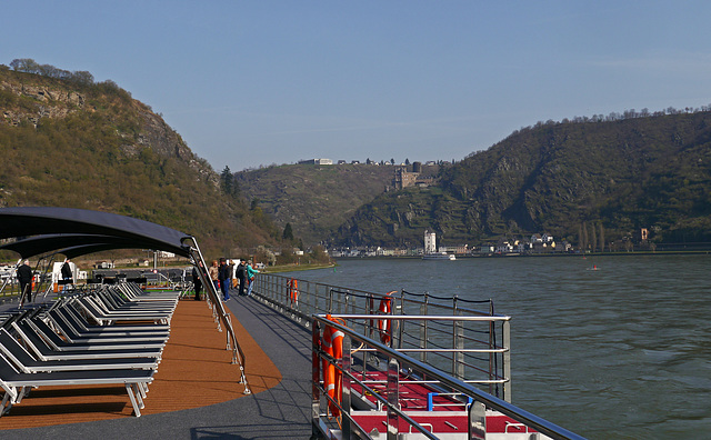 Blick zur  M äuse Turm am Rhein  und oben im Bild die Burg Katz