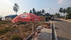 Parasol, bière et clôture enivrante / Cambodian premium beer sunshade