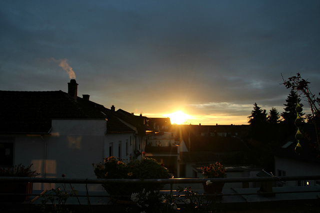 Wenn die Sonne hinter den Dächern verschwindet