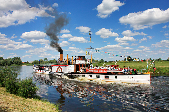 Raddampfer "Kaiser Wilhelm" verlässt rückwärts den Hafen von Bleckede