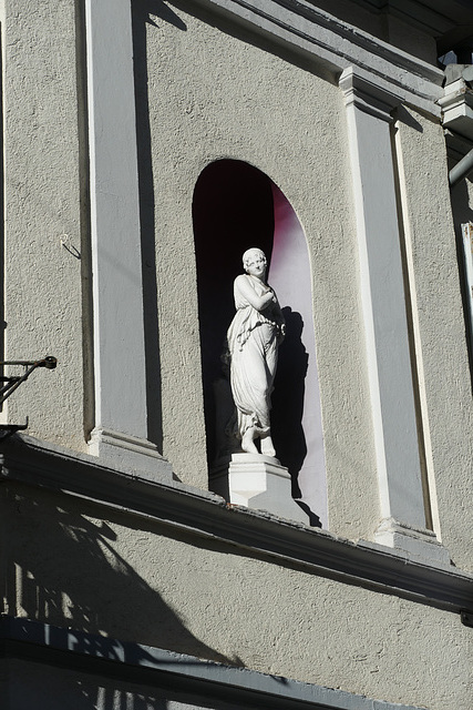 Figur in der sonnigen Nische