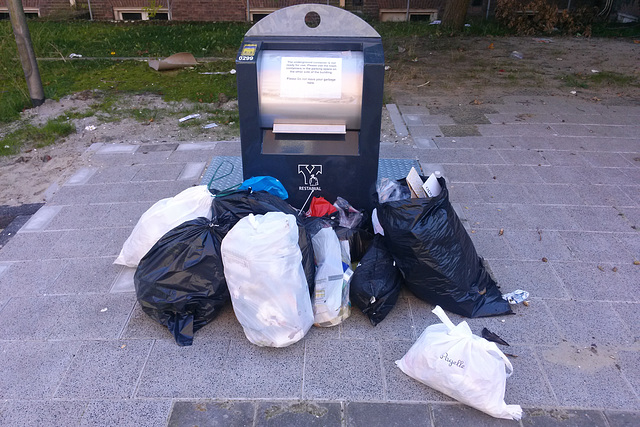 Underground container with overground bags