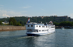 MSP LADY ANNE fährt von der Mosel in den Rhein, am Deutschen Eck in Koblenz