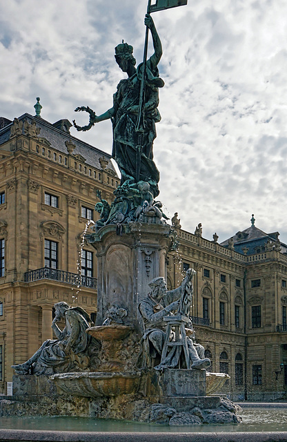 Der Franconia-Brunnen auf dem Residenzplatz in Würzburg