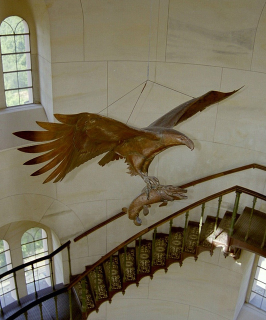 Holzfischadler mit Holzfisch im Jagdschloss Granit