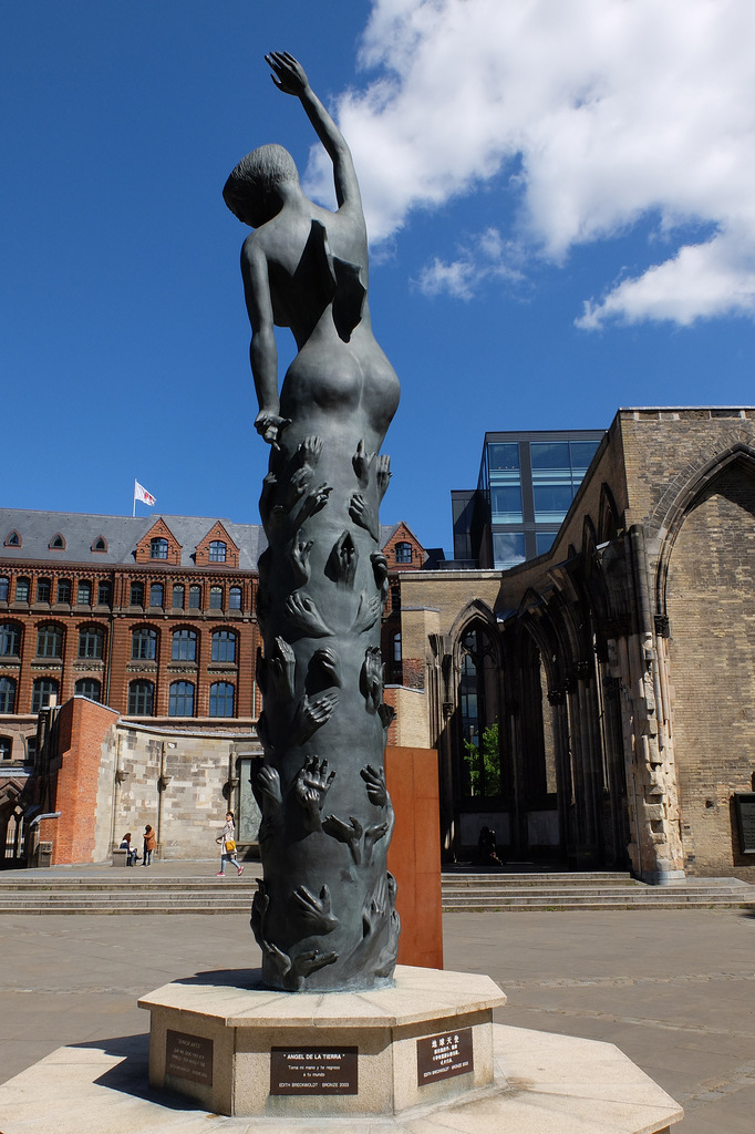 "Erden Engel"  im Mahnmal St. Nikolai, Hamburg + 3 PiPs