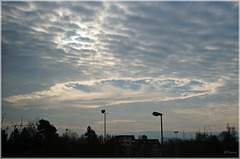 Wetterphänomen "Hole-Punch Cloud"