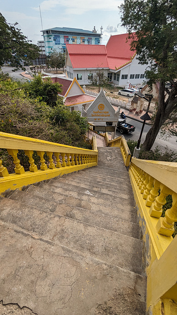 Escalier de culte en plongée / Stairway to Buddha's paradise